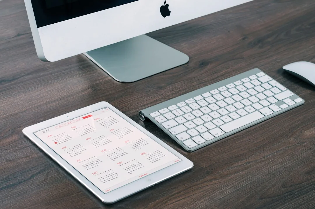 Un espace de travail moderne mettant en avant un ordinateur portable, une tablette et des smartphones, parfait pour un usage technologique et en freelance.