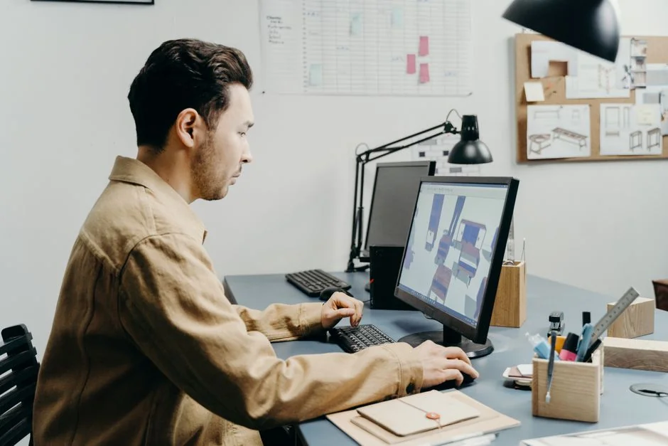 Un espace de travail moderne avec deux écrans d’ordinateur affichant des projets de conception web, mettant l’accent sur la technologie et la productivité.
